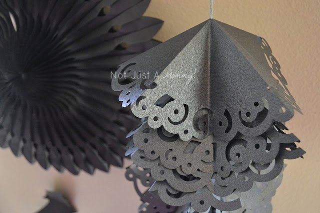Tuesday Tutorial (On A Thursday) – Halloween Hanging Doily Garland