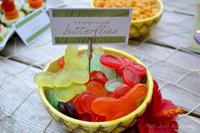 Aloha To Summer Party kids table gummi butterflies