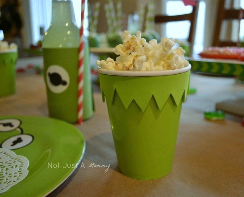 Kiss Me I'm Green Kermit The Frog Valentine's Day/St. Patrick's Day party popcorn cup