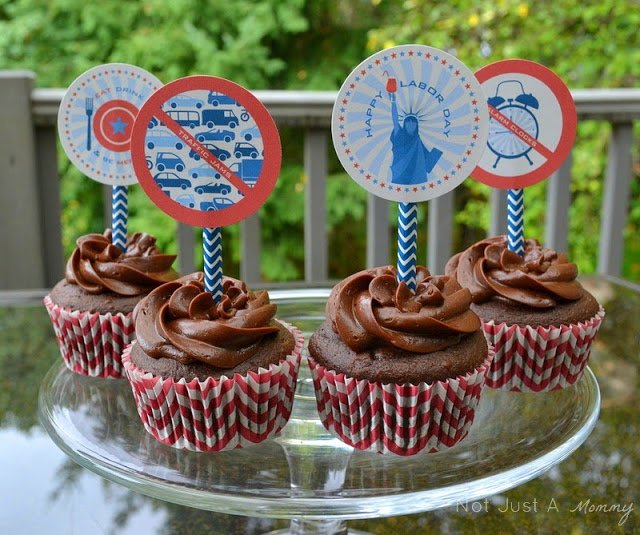 Labor Day party ideas cupcakes with free printables