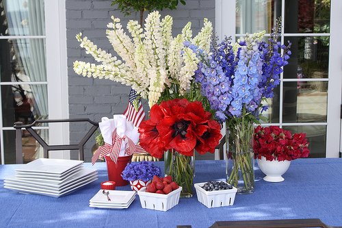 Labor Day party ideas red white blue arrangement