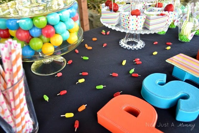 Pop Up Popsicle Party Mike & Ike table confetti