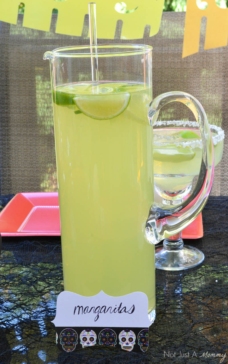 Serve margaritas at your Día De Los Muertos Crafternoon Party