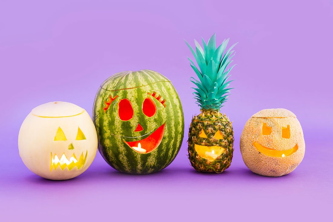 Jack-o'-lanterns that are not made with pumpkins; fruit carvings 