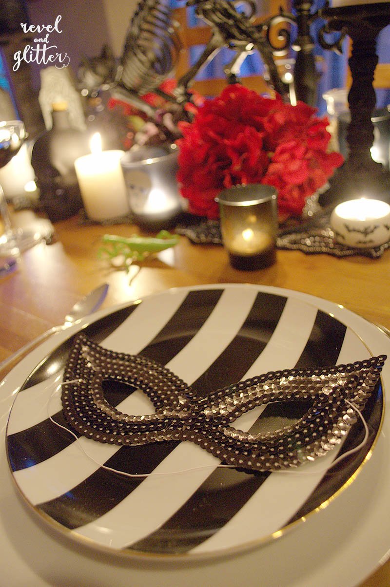 Spooky Chic Halloween table; mask