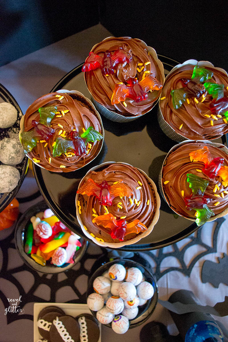 Batman-Inspired Halloween Party; cupcakes