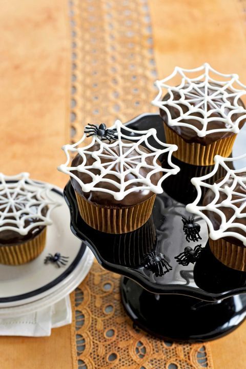 5 Last Minute Halloween Cupcake Ideas; candy spiderweb toppers