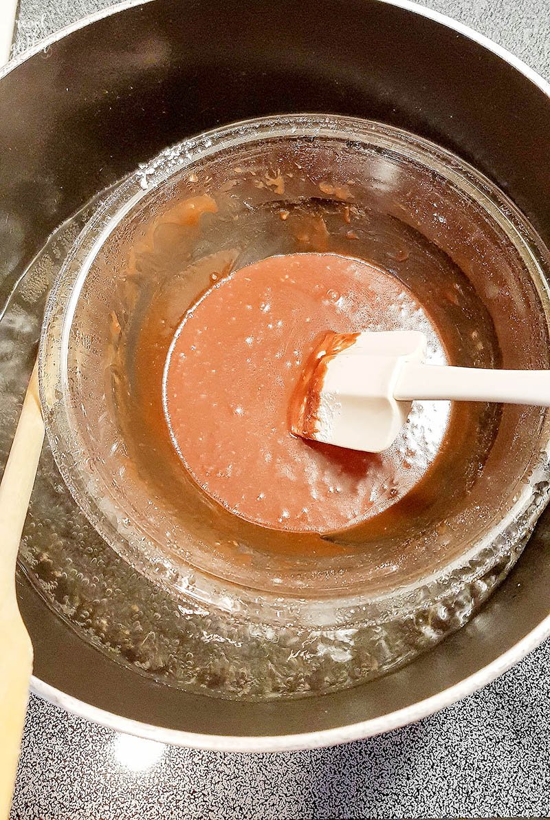 How to host a holiday gift wrapping brunch; making glaze