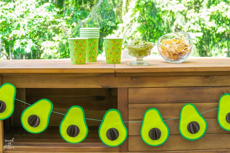 Paper avocado garland; wide