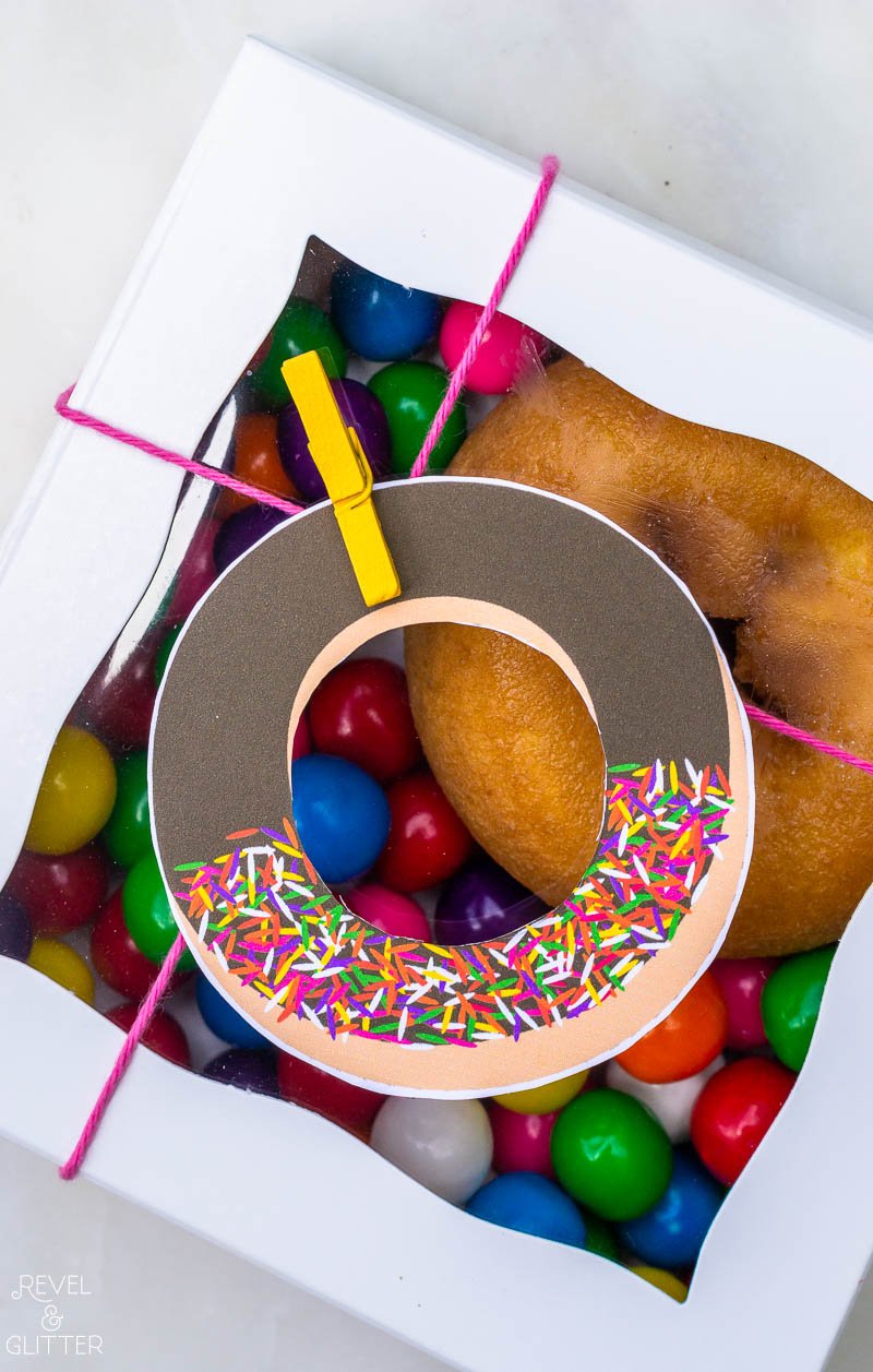 Dress up your summer gifts with pool float doughnut tags; doughnut box